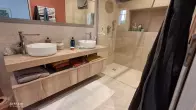 Salle de bains contemporaine avec double vasque et douche dans une maison neuve à Ventabren